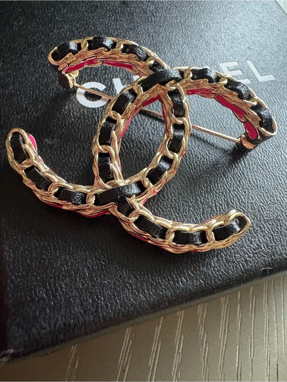FASHION Double C Chain-Link Brooch in Black and Gold